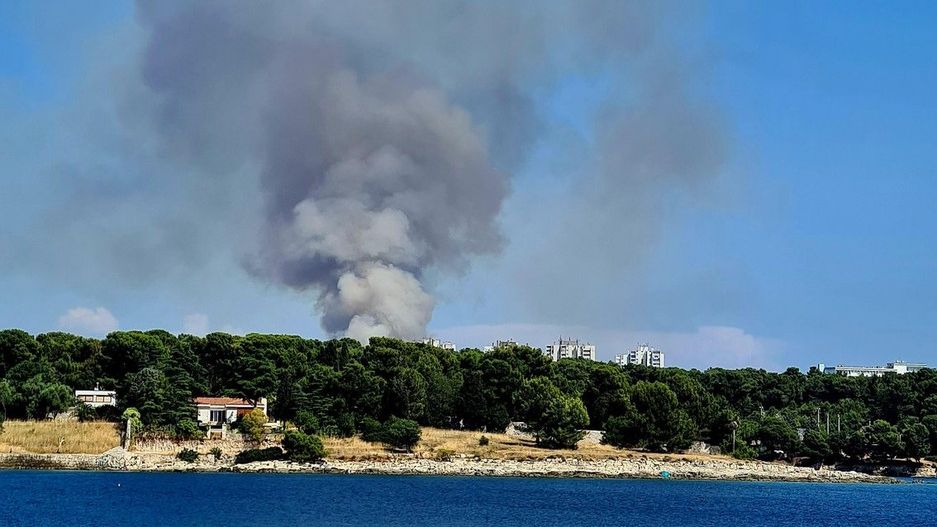 Při požáru nedaleko chorvatského Šibeniku se lidé evakuují pomocí lodí